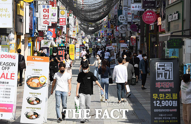 금융위원회가 소상공인 대상으로 대출 만기 연장을 비롯한 금리 할인 등 금융지원을 강화한다. /임영무 기자