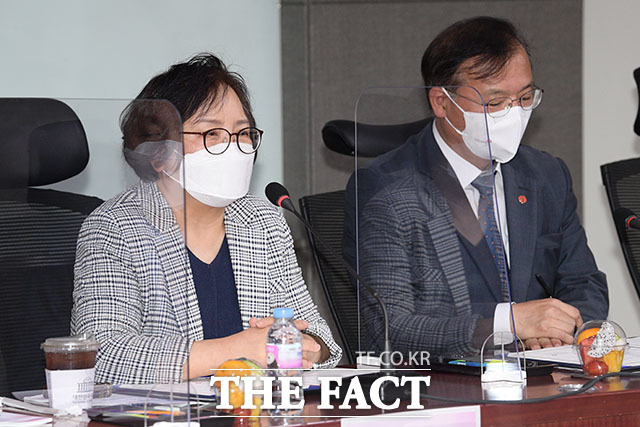 강정화 한국소비자연맹 회장(왼쪽)이 토론회에 앞서 진행된 협약식에서 인사말을 하고 있다.