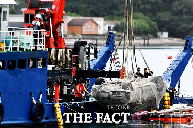 승용차는 전날 오후 송곡항 방파제에서 80m 정도 떨어진 물속에서 뒤집힌 상태로 발견됐다.