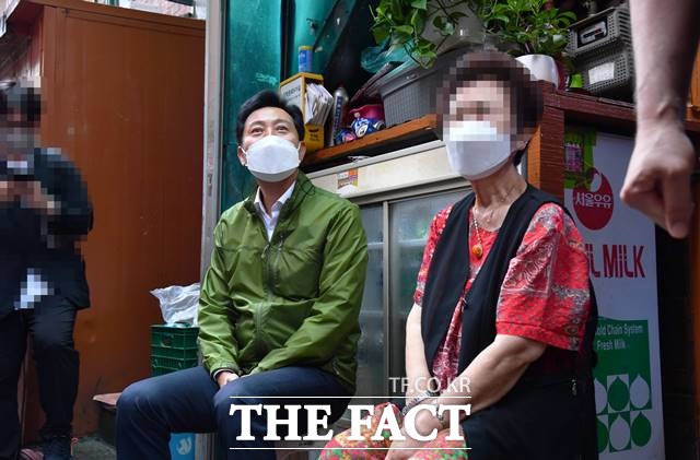 오세훈 서울시장이 29일 오후 돈의동 쪽방촌을 찾아 주민들과 인사를 나누고 있다. /서울시 제공