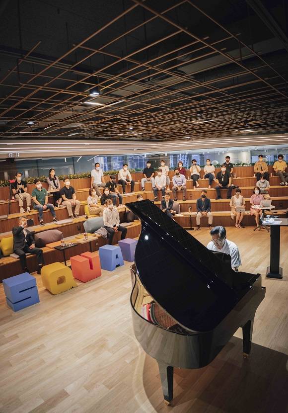 이성우 SK스퀘어 사외이사는 28일 서울 을지로 본사에서 열린 토크콘서트에서 수준급의 피아노 연주를 선보여 눈길을 끌었다. /SK스퀘어 제공
