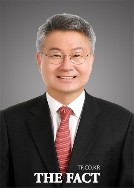 국내 최대 법무법인 김앤장으로 자리를 옮긴 경제부처 전직 관료들의 태도를 비판하고 대책 마련을 촉구한 민주당 여수을 출신 김회재 의원. /더팩트 DB