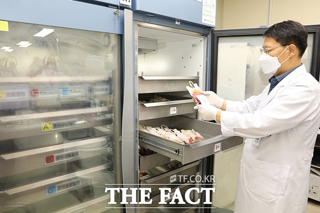 순천향대천안병원 교직원이 혈액을 관리하고 있다. / 병원 제공