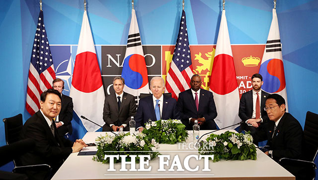 윤석열 대통령(왼쪽)이 29일(현지시간) 마드리드 이페마(IFEMA)에서 조 바이든 미국 대통령(가운데), 기시다 후미오 일본 총리(오른쪽)와 한미일 정상회담을 하고 있다. /마드리드=뉴시스