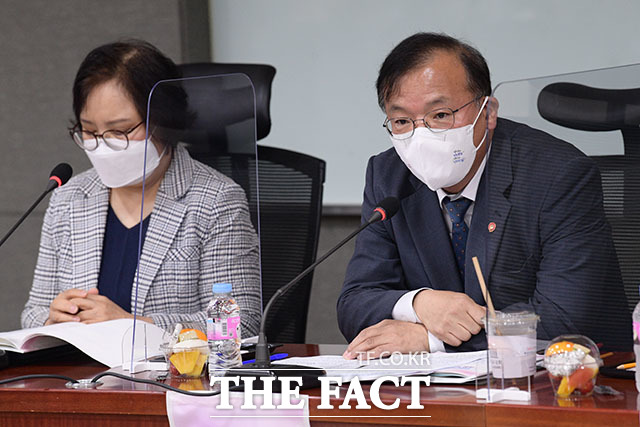 발언하는 강도태 국민건강보험공단 이사장. 왼쪽은 강정화 한국소비자연맹 회장.