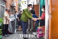  무더위·장마 속 쪽방촌 찾은 오세훈…'에어컨 부족하네요'