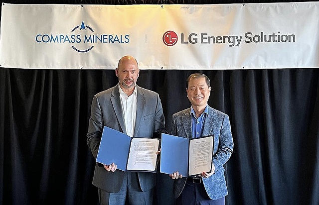 LG에너지솔루션이 28일(현지시간) 미국 컴파스 미네랄과 탄산 수산화리튬 공급에 대한 MOU를 체결했다. LG에너지솔루션 김동수 전무(오른쪽)와 컴파스 미네랄 Chris Yandell 대표가 기념촬영을 하는 모습. /LG에너지솔루션 제공