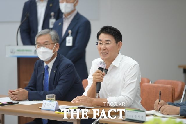 김도형 인수위원장이 공약사항 검토와 정책건의안에 대한 설명에 이은 언론인들과 질의응답 시간에 노관규 당선인과 함께 기자들의 질문에 답하고 있다. /유홍철 기자