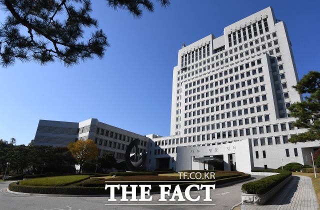 운전자가 운행 중 주의의무를 다하지 못 했다면 보행자를 직접 치지 않고 다쳤더라도 유죄가 인정된다는 대법원 판단이 나왔다./더팩트 DB