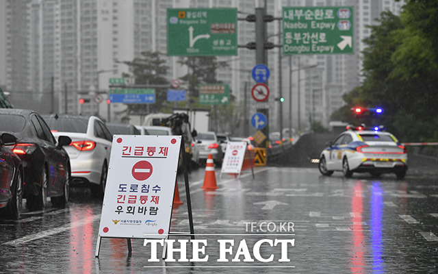 서울을 포함한 수도권에 호우 경보가 내려진 30일 오전 서울 성동구 중랑천 인근 동부간선도로가 통제되고 있다. /윤웅 기자