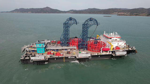 LS전선은 지난 4월 강원도 동해항에서 해저케이블 전용 포설선 GL2030 취항식을 개최했다. /LS그룹 제공