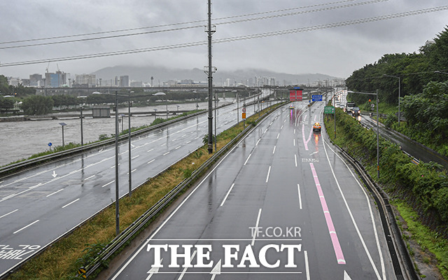 서울을 포함한 수도권에 호우 경보가 내려진 30일 오전 서울 성동구 중랑천 인근 동부간선도로가 통제되고 있다. /윤웅 기자