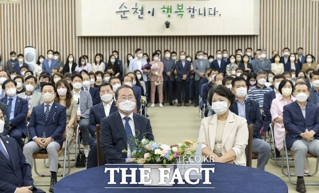 허석 시장의 퇴임을 축하하는 시민과 공무원들이 허석 시장의 그동안 행적을 담은 영상을 시청하고 있다. /순천시 제공