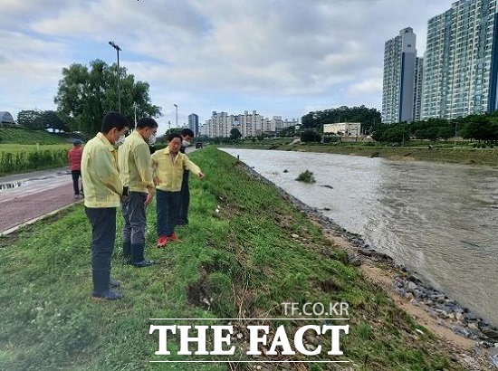 1일 오전 취임식을 전면 취소하고 수해현장을 방문한 주광덕 남양주시장./남양주시청 제공