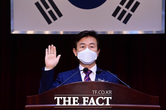 조규일 진주시장이 민선 8기 취임식에서 취임 선서를 하고 있다./진주시 제공