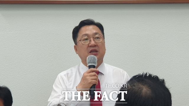 이장우 대전시장이 1일 취임식 후 기자들과 만나 현안에 대해 이야기하고 있다. / 대전=최영규 기자