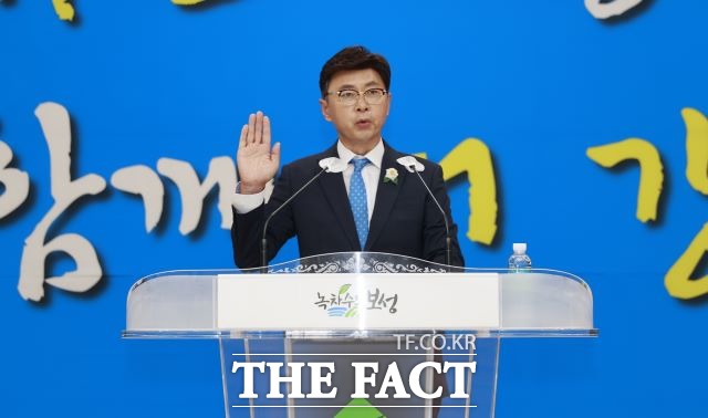 재선 보성군수에 취임한 김철우 군수가 월례조회를 활용, 공무원 앞에서 취임선서를 하고 있다. /보성군 제공