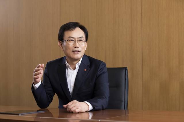 김교현 롯데케미칼 부회장이 지속가능경영보고서를 통해 지속가능한 화학 기업으로 거듭날 것이라고 말했다. /롯데케미칼 제공