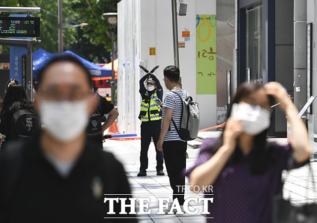 건물이 흔들린다고 신고가 들어온 1일 오후 서울 종로구 르메이에르 빌딩 앞에서 경찰관이 거리를 통제하고 있다. /윤웅 기자