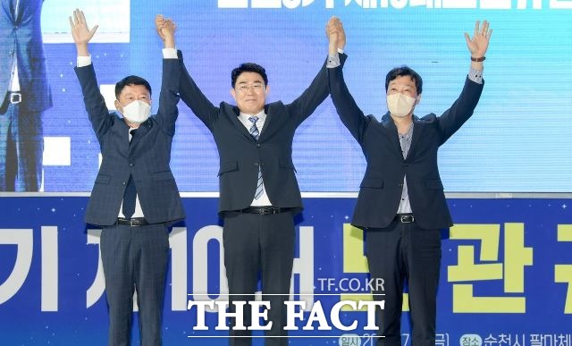 노관규 시장이 최근 전남도의장으로 선출된 서동욱 의장과 취임식 당일 아침 순천시의회 의장으로 선출된 정병회 의장을 취임식 연단으로 불러서 순천발전을 위한 대화합의 장을 즉석에서 연출하고 있다. /유홍철 기자