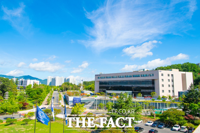 충남대학교가 교육부와 환경부가 공동 운영하는 범부처 협업형 인재양성 사업인 ‘디지털물산업 분야 혁신인재 양성사업’에 선정됐다. / 충남대 대학본부 전경