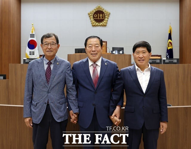 제12대 전반기 충남도의회를 이끌어갈 의장에 조길연 의원(중앙)이, 제1부의장에는 김복만 의원(왼쪽)과 제2부의장에 홍성현 의원(오른쪽)이 선출됐다. / 충남도의회 제공