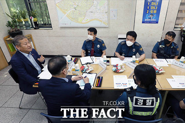 행정안전부의 경찰국 신설을 두고 경찰내 여론이 들끓고 있는 가운데 이상민 행정안전부 장관이 1일 오후 서울 마포구 홍익지구대에서 경찰제도 개선안에 대한 일선 경찰관 의견 청취 및 격려를 위해 방문해 모두발언을 하고 있다. /이동률 기자