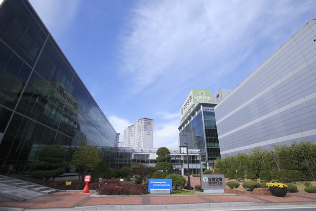 유한양행은 유한이노베이션프로그램(YIP)의 연구과제 선정을 완료하고 3분기부터 연구지원을 진행한다. /유한양행 제공