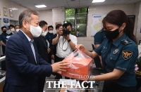  이상민 장관 '경찰관들에게 선물 전달' [포토]