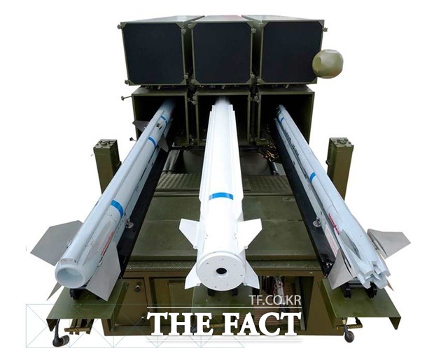 나삼스(NASAMS) 발사대에 장착되는 서로 다른 미사일. 가운데가 암람 사거리 연장형 미사일이다./노르웨이 콩스버그