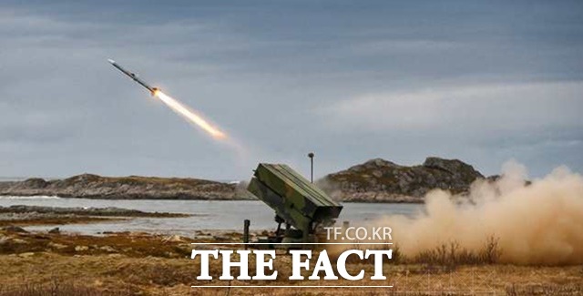 미국이 우크라이나에 지원할 중단거리 지대공 미사일 방어체계 나삼스(NASAMS)에서 미사일이 발사되고 있다./노르웨이 콩스버그