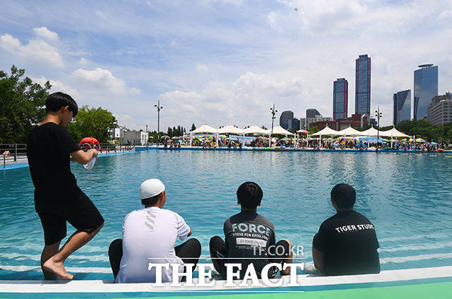 전국 대부분 지역에 폭염특보가 발효된 지난 2일 오후 서울 영등포구 여의도 한강공원 수영장을 찾은 시민들이 물놀이를 하며 더위를 식히고 있다./이동률 기자