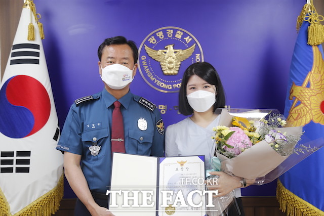 경기 광명 경찰서는 지난 6월 25일 절도범 검거에 기여한 광명시 도시통합운영센터 관제 요원에게 표창장을 수여 했다고 4일 밝혔다./광명경찰서 제공