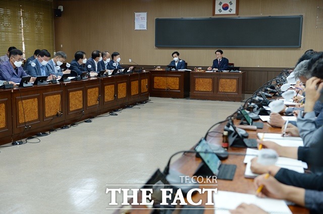 이용록 홍성군수는 4일 취임 후 첫 간부회의에서 군청 조직의 변화가 필요하다며 군민 눈높이에 맞는 군정추진을 당부했다. / 홍성군 제공