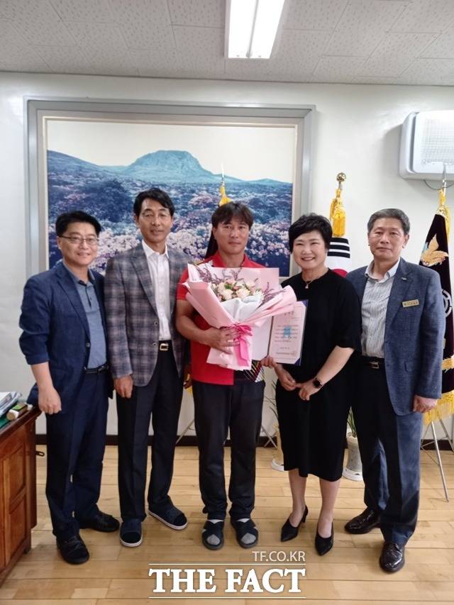 박영주(오른쪽 두번째) 진주교육지원청 교육장이 생명이 위급한 학생을 구한 대아고등학교 김정수 교사를 찾아가 격려했다./진주교육지원청 제공