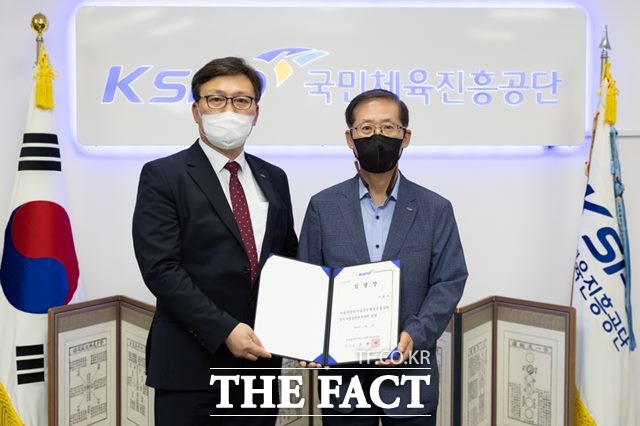 조현재 국민체육진흥공단 이사장(오른쪽)이 이홍복 신임 경주사업총괄본부장에게 임명장을 수여하고 기념사진을 촬영하고 있다./경주사업총괄본부 제공