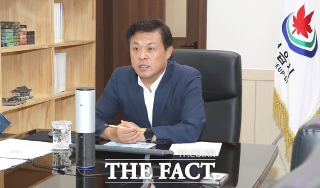 이학수 시장은 여름철 집중 호우와 태풍에 대비해 축사와 공사장 등 재난취약시설을 미리 점검하고, 위험요인을 사전에 제거하는 등 안전사고 예방에도 총력을 다 해 달라고 거듭 당부했다. / 정읍시 제공