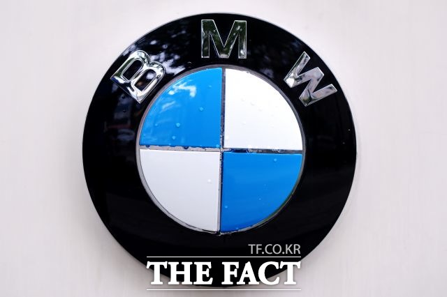 BMW가 6월 한 달 동안 국내 시장에서 6449대가 팔리며 5845대를 기록한 메르세데스-벤츠를 제치고 수입 승용차 등록 대수 1위에 올렸다. /더팩트 DB