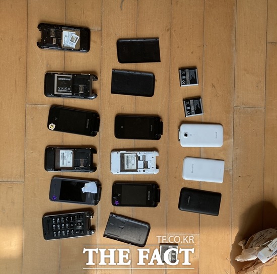 부동산 중개인 행세를 하며 감정평가료 등 4억원을 가로챈 일당이 경찰에 붙잡혔다. 사진은 범행에 이용한 대포폰. / 충남경찰청 제공