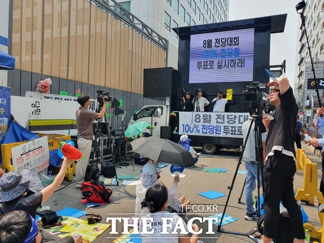 집회 참가자들은 8월 전당대회를 100% 전당원 투표제로 실시해야 한다고 주장했다. /박숙현 기자