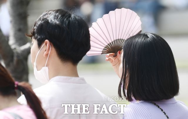 연일 30도가 넘는 기온이 이어지자 온열질환자가 지난해보다 3배 이상 발생했다. /이새롬 기자