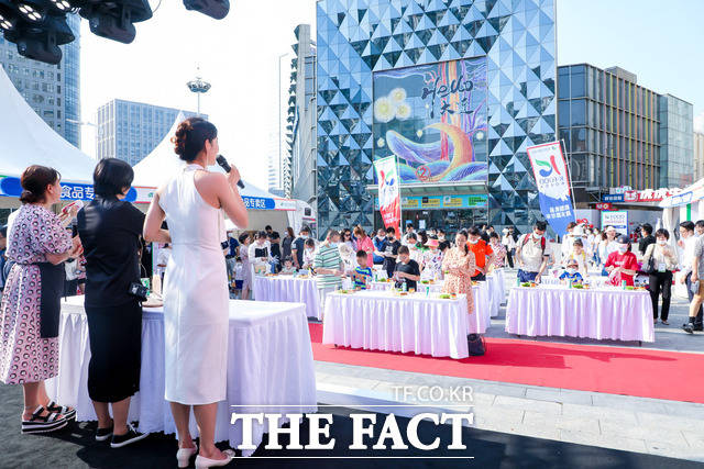 중국 동북 3성의 무역·물류 거점 도시 다롄에서 열린 ‘K-Food Weekend’ 소비자 체험 홍보 행사 중 아이와 부모가 함께하는 유자에이드 쿠킹클래스 광경 / aT 제공