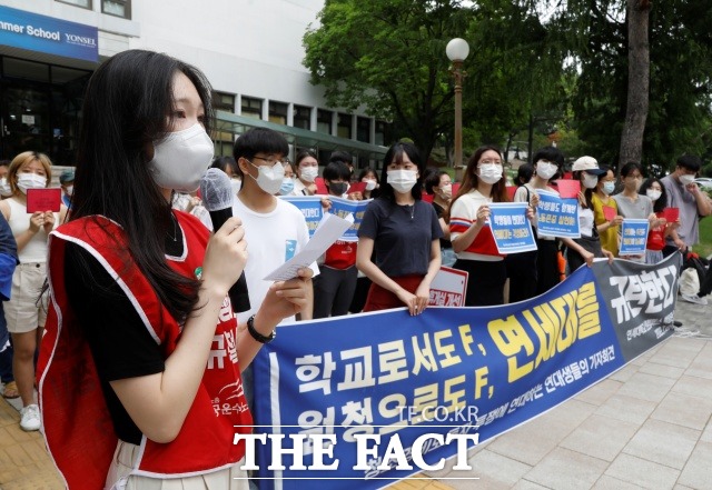 연세대 비정규 노동문제 해결을 위한 공동대책위원회 및 학생들이 6일 서울 연세대 백양관 앞에서 청소경비노동자 투쟁에 연대하는 기자회견을 하고 있다./뉴시스