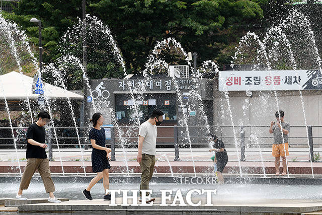 6월 22일 오후 서울 여의도 물빛광장을 찾은 시민들이 물놀이를 즐기며 더위를 식히고 있다. /남용희 기자