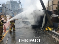  전봇대 들이받은 16톤짜리 정화조 차량…60대 운전사 숨져