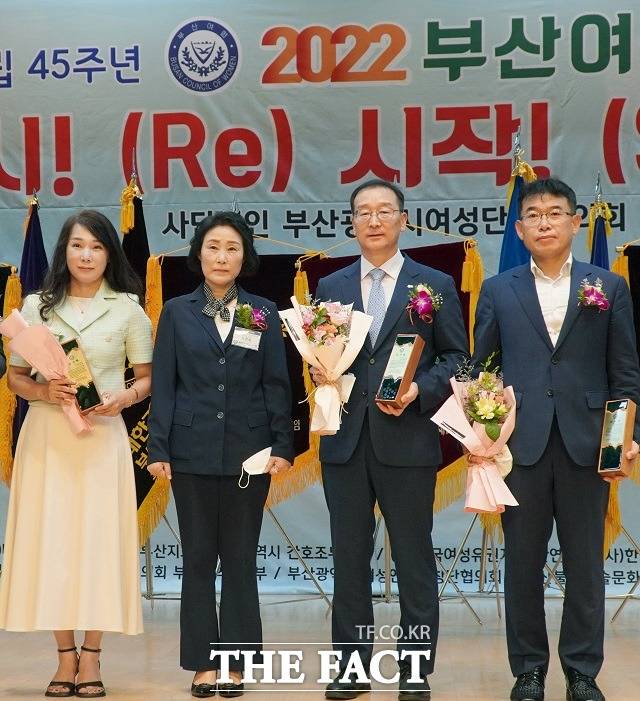 6일 열린 2022 부산 여성대회에서 차재영 대선주조 상무(오른쪽 두 번째)가 감사패를 받은 뒤 기념 촬영을 하고 있다. /대선주조 제공