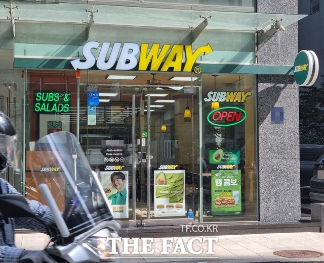 샌드위치 1위 업체인 써브웨이가 오는 12일부터 대표 제품군 샌드위치 등의 가격 인상을 결정했다. 사진은 서울 강남구의 한 써브웨이 매장. /이선영 기자