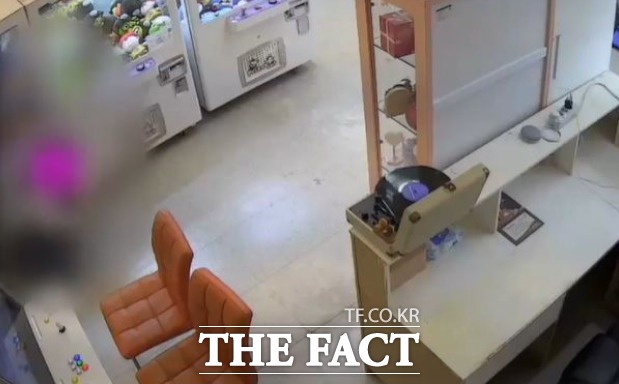 젊은 여성이 경기 김포시 한 무인 인형뽑기방에서 대변을 보고 도망갔다는 신고가 접수돼 경찰이 수사에 나섰다. /KBS 캡처