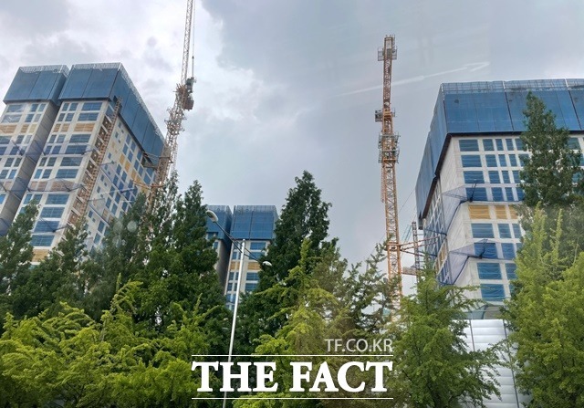 둔촌주공 시공사업단은 상가분쟁이 종료되지 않으면 공사를 재착공할 수 없다고 주장하고 있다. /이민주 기자