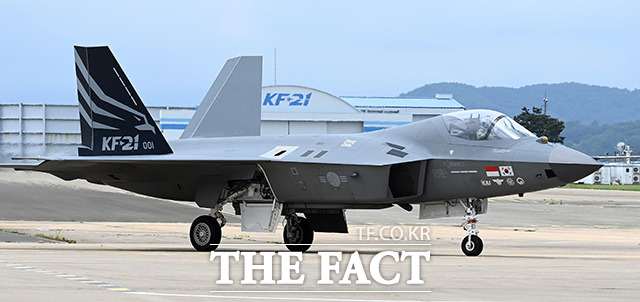 한국항공우주산업이 KF-21 1호기를 생산완료하고 지상테스트를 시작한 6일 테스트파일럿이 Ramp Taxi를 하고 있다. /사천=사진공동취재단